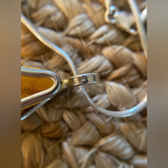 Large Baltic butterscotch amber sterling silver pendant and chain - Picture 5 of 8